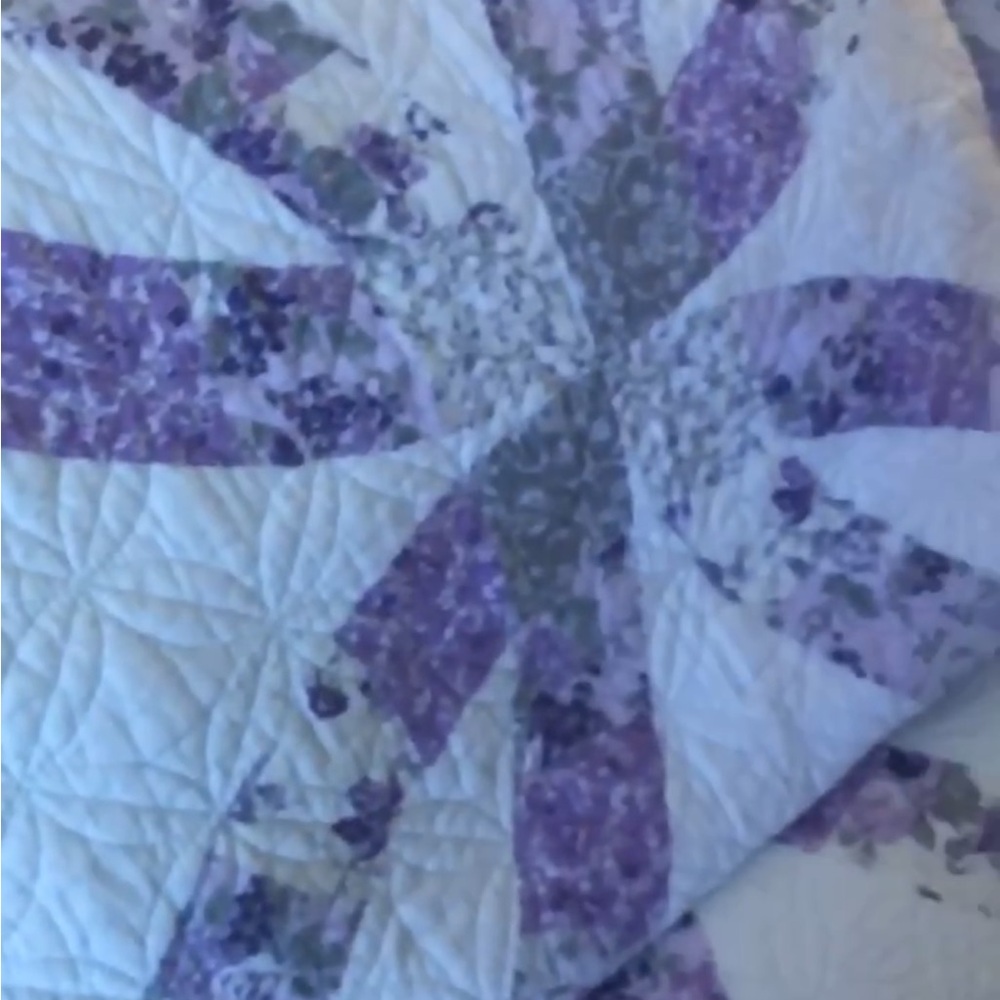 MARTHA STEWART FLORAL Quilt with   matching Shams🪻💐 - Picture 5 of 7
